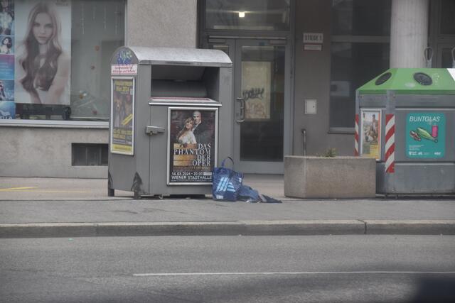 Vor den Kübel anstatt hinein lautet oft die Devise…  | Foto: Pufler