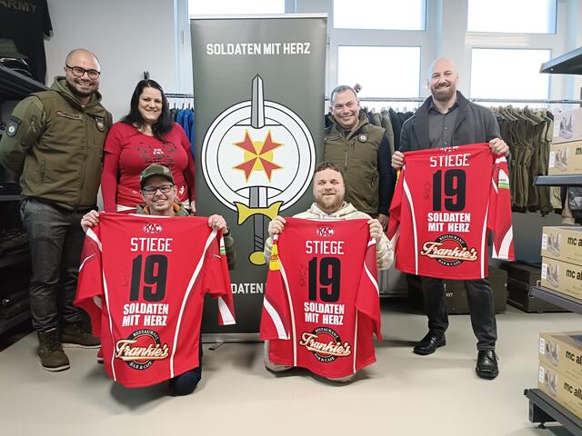 Die drei Höchstbietenden sowie Soldaten-Präsident John Patrick Platzer (g.l.) und Nicole Fischer freuen sich über den Erfolg. | Foto: Soldaten mit Herz 