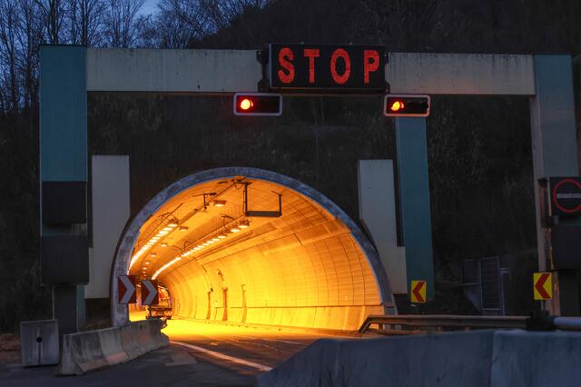 Ein schrecklicher Verkehrsunfall im Tunnel Kienberg forderte ein Todesopfer. | Foto: Laumat/Matthias Lauber