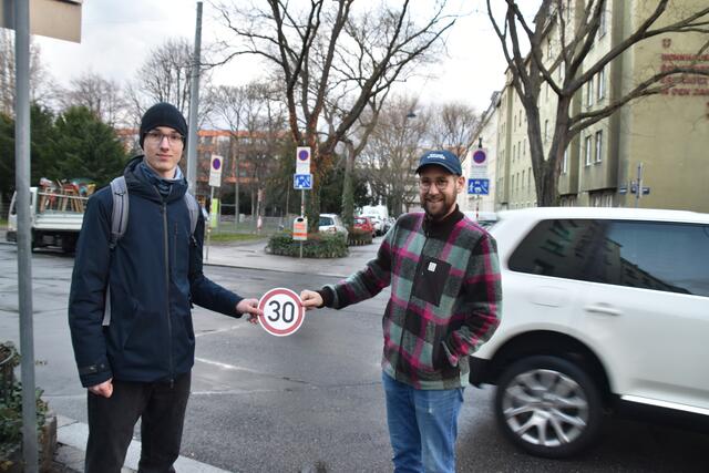Die Situation sei gefährlich, so die beiden Meidlinger: Die Niederhofstraße teilt die Spielstraße Mandlgasse. | Foto: Pufler