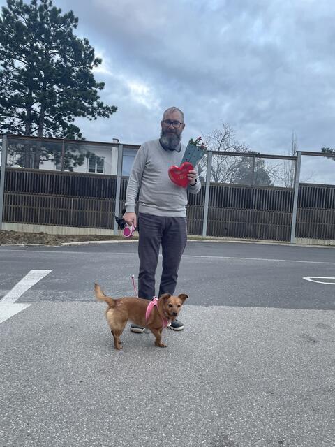 Günther Schuster mit Valentinsblumen und Hündin.