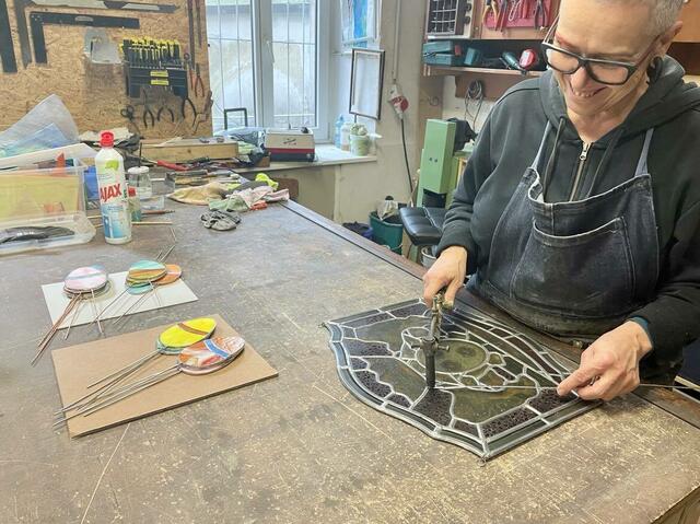 Die Glaserei Denk setzt bei ihren Bauverglasungen, Kunstverglasungen, Ganzglasanlagen oder Rahmen für Bilder und Spiegel auf hohe Qualität und Zuverlässigkeit. | Foto: Glaserei Denk
