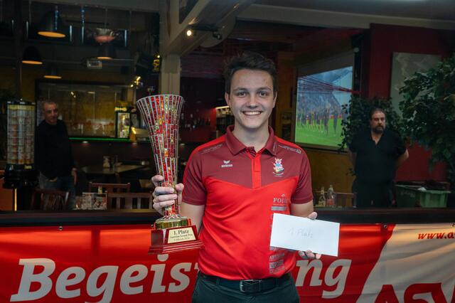 Der überglückliche Gewinner des 1. Poolbillard Grand Prix Vorarlberg, Simon Astl | Foto: Saal-digital Fotoservice GmbH