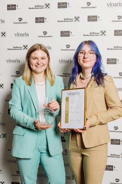 Weinkönigin Sophie (l.) und Schwester Theresa Friedrich bei der Verleihung der Vinaria-Trophys 2024. | Foto: Vinaria/Leonardo Ramirez
