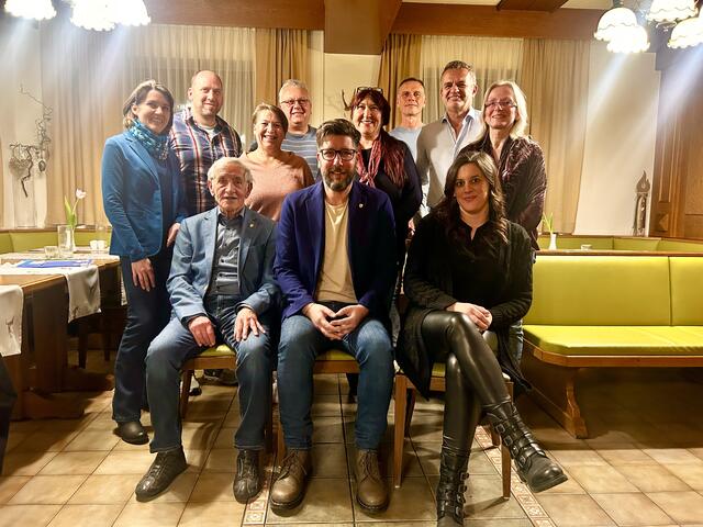 Der neue Vorstand und Ehrengäste vorne sitzend Helmut Fischer, Christian Fischer, Barbara Brantner, hinten stehend: Heide-Maria Eigelsreiter, Markus Siedl, Gerlinde Kogler, Anton Reischer, Sabine Millecker, Gerhard Jun, Martin Trattner, Beatrix Schwarz. (v.l.) | Foto: Volkshilfe