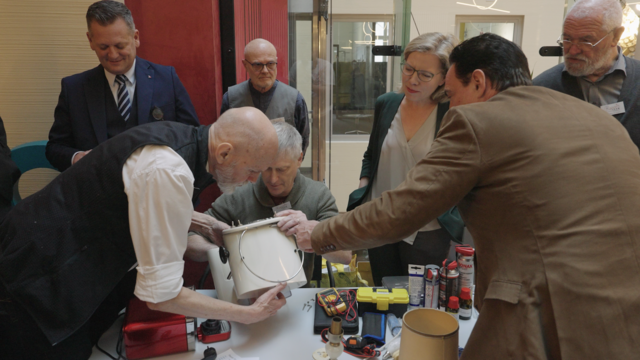 Umweltministerin Leonore Gewessler in einem "Repair Café" der Helvetia Versicherung in Wien | Foto: Martin Baumgartner
