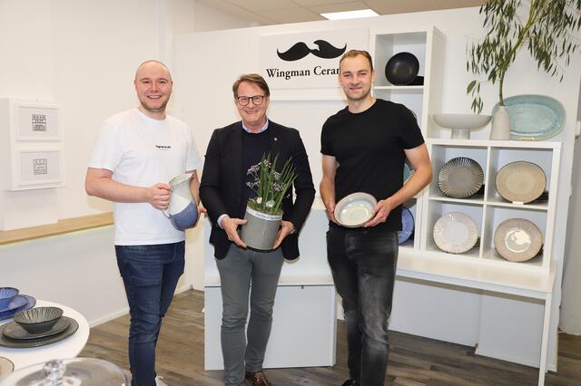 Bgm. Marcus Martschitsch (Mitte) gratulierte Oliver Schmid (l.) und Stefan Pichlhöfer zur Eröffnung von „Wingman Ceramics“. | Foto: Alfred Mayer