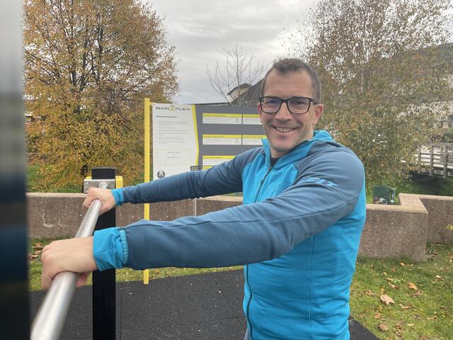 Fitnessexperte Bernd Kriechhammer erklärte beim  Calisthenics Park in Obertrum, wie man auch im Winter gut trainieren kann. | Foto: Emanuel Hasenauer