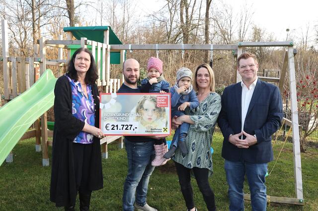 Viktoria und Harald Rieder freuen sich über einen zweiten Scheck in der Höhe von 21.727 Euro, überreicht von Geschäftsstellenleiter Roman Cserkits (r.) und Redaktionsleiterin Christine Steiner-Watzinger (l.). | Foto: Helmut Klein