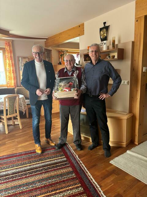 v.li. Vizebürgermeister Leo Weinlinger, Jubilar GGR Franz Tampermeier, Sohn | Foto: Marktgemeinde Absdorf
