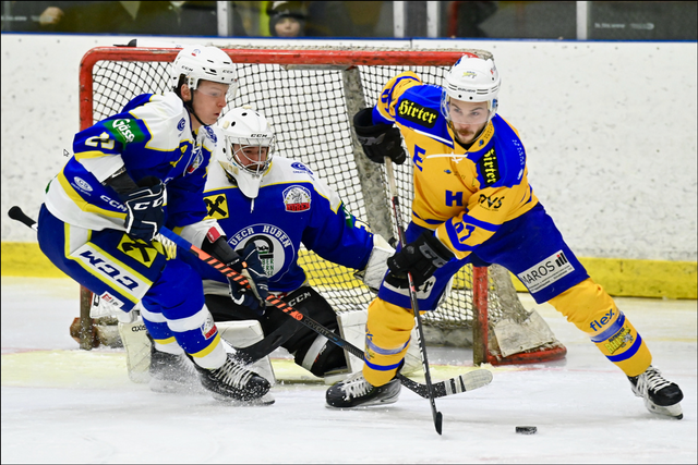 Kapitän Kevin Schettina (re.) der Kampfmannschaft im Spiel gegen Halbfinalgegener UECR Huben. | Foto: EHC Althofen