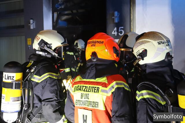 Großeinsatz in St. Magdalena: Zahlreiche Bewohner waren in ihren Wohnungen gefangen.  | Foto: Berufsfeuerwehr Linz