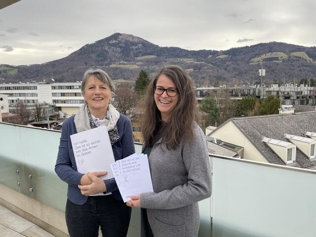 Die letzten Vorbereitungen für die Haussammlung im März laufen, im Bild Anni Fersterer (links) und Stefanie Brucker. | Foto: Lisa Gold