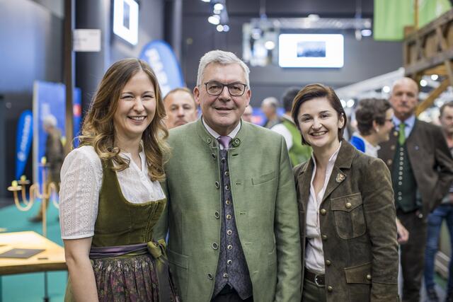 Von heute Donnerstag, 22. Februar, bis Sonntag, 25. Februar, ist das Salzburger Messezentrum Treffpunkt für Jäger und Fischer aus Nah und Fern.  Im Bild: Staatssekretärin für Jugendangelegenheiten Claudia Plakolm mit Landesrat Josef Schwaiger und Landeshauptmann Stellvertreterin Marlene Svazek | Foto: Land Salzburg/Neumayr/Leopold