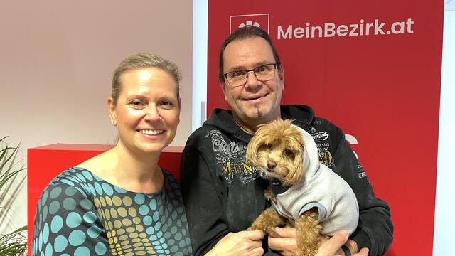 Moderatorin Sandra Schütz und Wilfried Weilandt mit Astro-Dog Bella. | Foto: Lukas Triebelnig