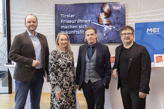 Oliver Som (MCI), Innungsgeschäftsführerin Karolina Holaus, Innungsmeister Clemens Happ und Joe Weißbacher von chaos hairconcept (v.l.) stellten das Projekt „Zukunft.Neu.Gestalten“ vor. | Foto: © WKT / Die Fotografen