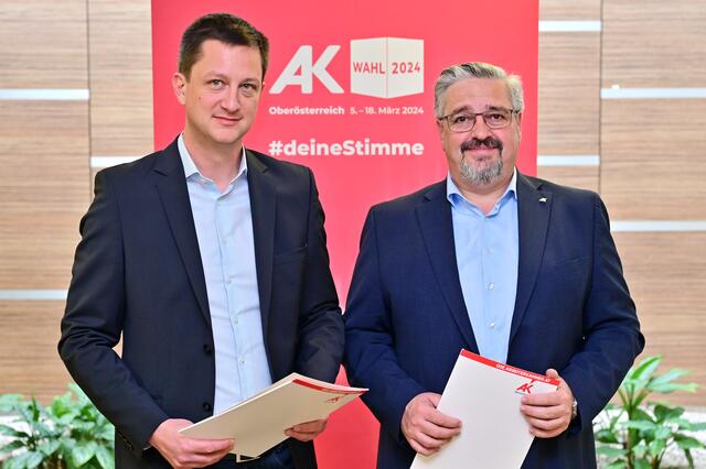 AK-Bezirksstellenleiter Michael Weidinger und Andreas Stangl, Präsident der AK Oberösterreich (v.l.). | Foto: AK OÖ/Wolfgang Spitzbart