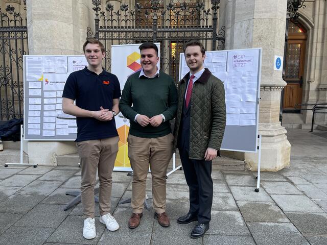 (V.l.) Bundesschulsprecher Marius Hladik, Landesobmann Marvin Kallo und ÖVP Wien-Bildungssprecher Harald Zierfuß. | Foto: Tamara Winterthaler