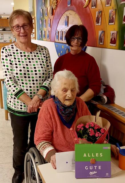 Inge Kapeller (l.), Jubilarin Rosina Steindl und Tochter Herta Zellhofer | Foto: Pensionistenverband Vitis