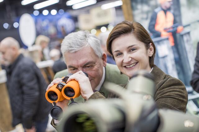 Zum 34. Mal findet in der Landeshauptstadt die internationale Fachmesse für Jagd und Fischerei statt. Mehr als 400 Aussteller sind dort vertreten. Im Bild: Landesrat Josef Schwaiger und Landeshauptmann Stellvertreterin Marlene Svazek | Foto: Land Salzburg/Neumayr/Leopold
