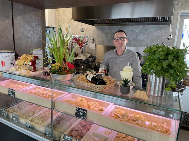 Sandor Heidinger betreibt gemeinsam mit zwei Kollegen die Spaghetteria Il Mercato am Schlingermarkt. | Foto: Luise Schmid