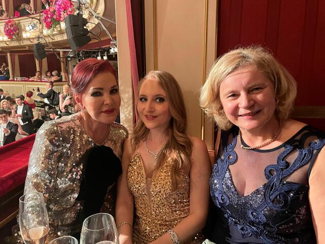 Christine Grömmer (r.) mit Priscilla Presley in der Lodge von Richard Lugner. | Foto: Gruber/Grömmer