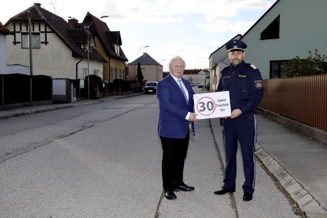 Bürgermeister Herbert Osterbauer und Stadtpolizei-Chef Klaus Degen weisen auf die neue 30-er Zone hin. | Foto: Stadtgemeinde Neunkirchen