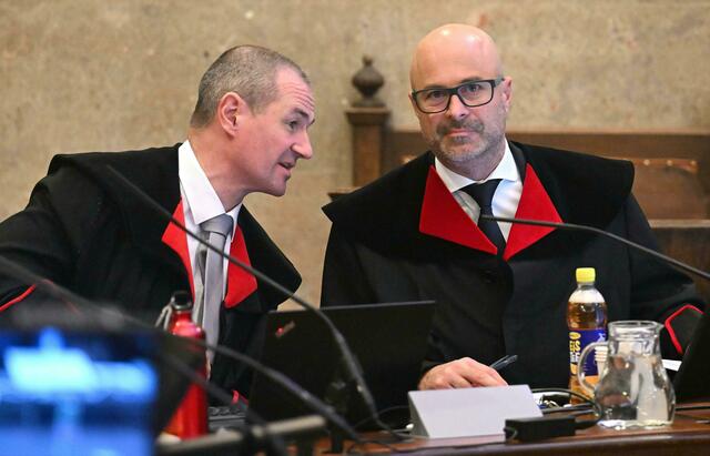 Die beiden Oberstaatsanwälte der WKStA, Roland Koch (rechts) und Gregor Adamovic (links).  | Foto:  HELMUT FOHRINGER / APA / picturedesk.com