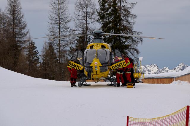 Der Rettungshubschrauber war zweimal in den Schigebieten im Zillertal im Einsatz. | Foto: Zeitungsfoto.at / Symbolbild
