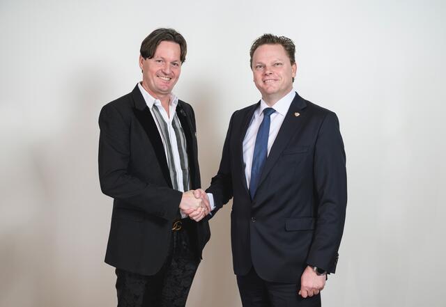 Alt-Präsident Klaus Mark(r.) gratuliert seinem Nachfolger Karl Christian Handl. | Foto: Franz Oss