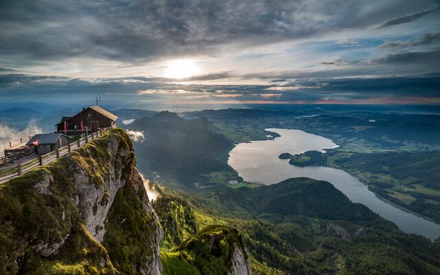 Dank seiner atemberaubenden Naturkulisse – wie hier am Gipfel des Schafbergs – und zahlreichen Events zählt das Salzkammergut zu einer der beliebtesten Urlaubsdestinationen Europas.

  | Foto: WTG