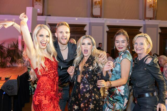 Beatrice Turin mit Profitänzer Herby Stanonik, Schlagerstar Natalie Holzner und Emma Kahlbacher. | Foto: René Brunhölzl 