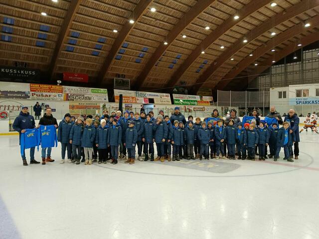 Die Jugend erhielt eine neue Vereinsbekleidung. | Foto: EHC Althofen
