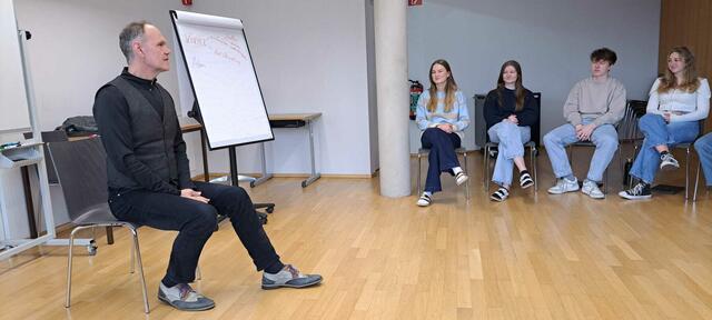 Workshop für SchülerInnen mit Thomas Lackner (li.). | Foto: BG/BORG