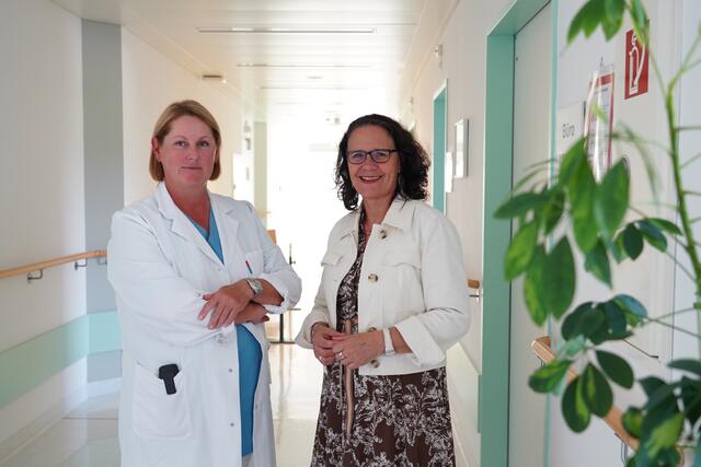 Silvia Reich-Weinberger, Ärztliche Direktorin der Landesklinik Hallein, mit Gesundheits-, Spitals- und Frauenlandesrätin Daniela Gutschi. | Foto: SALK