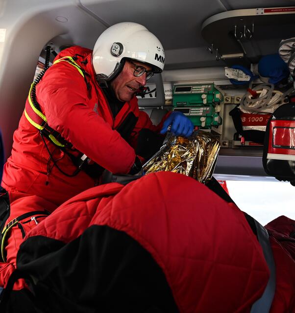 Ein Mann wurde nach den Handgreiflichkeiten in das Krankenhaus Zams geflogen. | Foto: Zeitungsfoto.at / Symbolbild