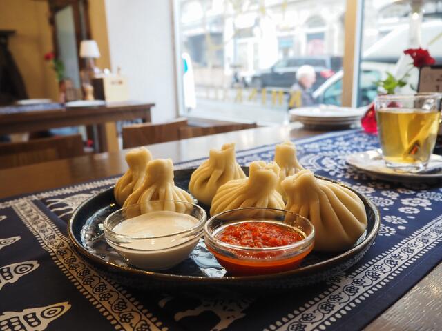 Die klassischen Khinkali sind mit Rind-, Schweinefleisch, Koriander und Suppe gefüllt. | Foto: Anna Rauchecker