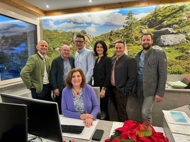 Die Steuerungsgruppe mit Bgm. Cäcilia Spreitzer (vorne), Ernst Autischer, Werner Autischer, Rene Spreitzer, Martina Bacher, Patrick Weilharter und Gerhard Berger. | Foto: Gemeinde