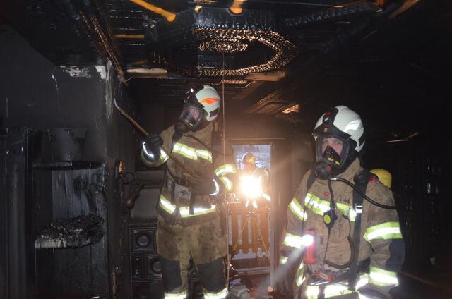 Nach dem Brand führten die Feuerwehrmänner Kontrollarbeiten durch.  | Foto: FF Abtenau