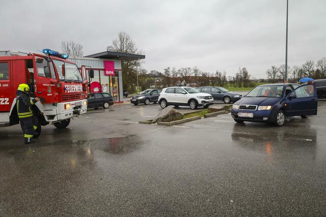 Am Freitagnachmittag, 23. Februar 2024, kam es am Parkplatz eines Einkaufsmarktes in der Wilmhelm-Riedl-Straße in Andorf zu einem Unfall.  | Foto: Ali/zema-medien.de
