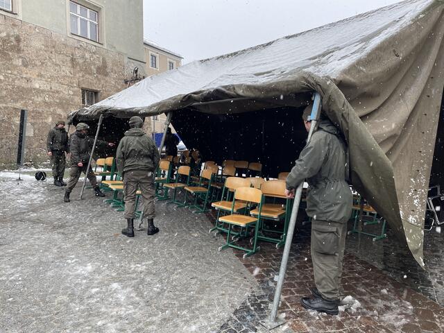 Das Zelt für die Ehrengäste wurde von den Soldaten rasch aufgestellt. | Foto: Kendlbacher