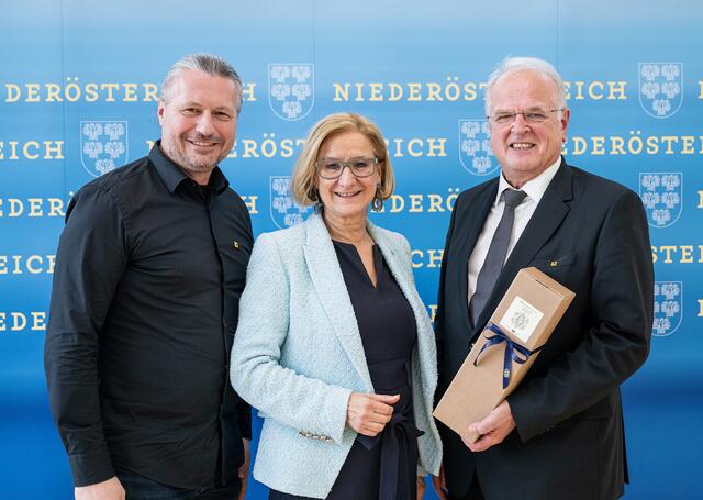 Landeshauptfrau Johanna Mikl-Leitner mit dem neuen Bürgermeister von Krems, Peter Molnar (l.) und Bürgermeister a. D. Reinhard Resch (r.). | Foto: NLK Pfeffer