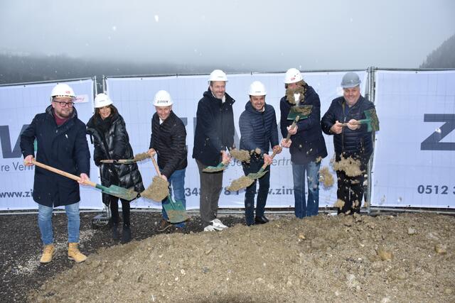 Der offizielle Spatenstich beim Bräufeld ist für die Gemeinde ein großer Tag. V.l.: Günther Gasteiger, Daniela Haidacher, Andreas Egger, David Mölk, Alexander Wolf, Hannes Kronthaler und Helmut Hauser.  | Foto: Haun