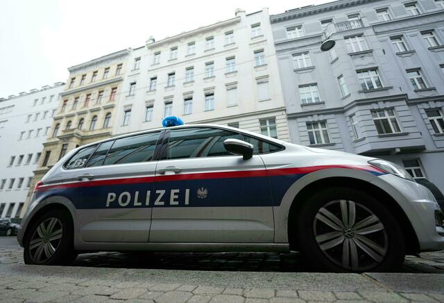 Erneut Mordalarm in einer Wiener Wohnung: Im Gebäude hinter dem Polizeiauto wurden zwei Leichen gefunden. | Foto: GEORG HOCHMUTH / APA / picturedesk.com