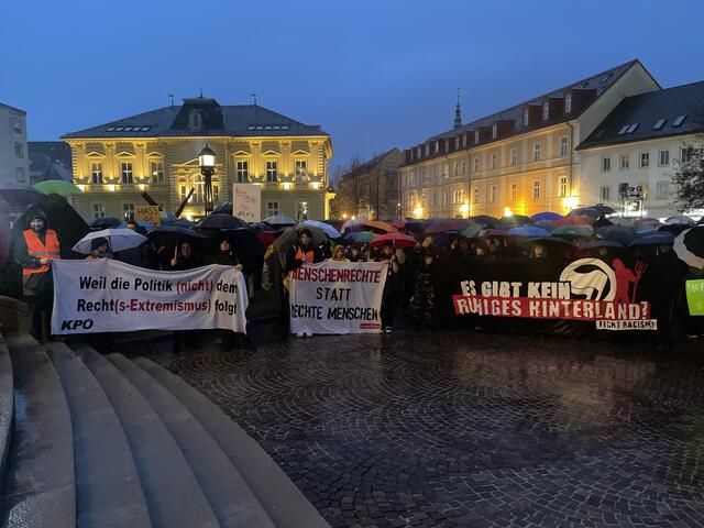 Die Demo startete vor dem Stadttheater | Foto: MeinBezirk.at