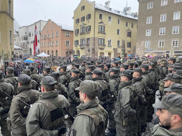 230 Rekruten legten vergangenen Freitag am Oberen Stadtplatz Hall ihr Treuegelöbnis ab. | Foto: Kendlbacher