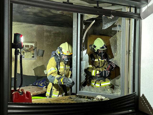 Vom Brand im Wohnzimmer waren zwölf Personen betroffen. 70 Feuerwehrleute standen im Einsatz. | Foto: zoom.tirol