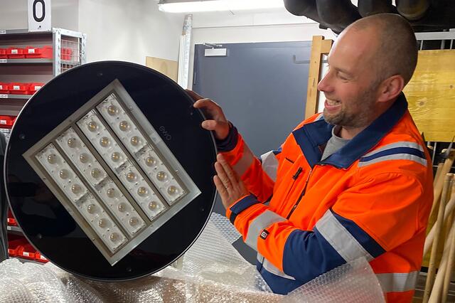 GWTelfs-Elektriker Peter Matuch mit einem LED-Lichtkopf. | Foto: GWTelfs