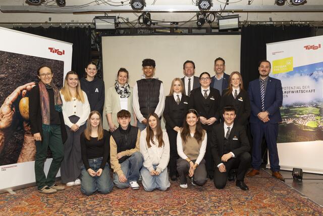 Bild v.l.: Ute Ammering (AMTirol), die Schüler der Schulen HL West, Axams und Villa Blanka, LR Renè Zumtobel &amp; Clemens Mair ( GF Stv. AMTirol) freuen sich über die Urkundenübergabe im Rahmen des Symposiums. | Foto: © AMTirol/ Die Fotografen