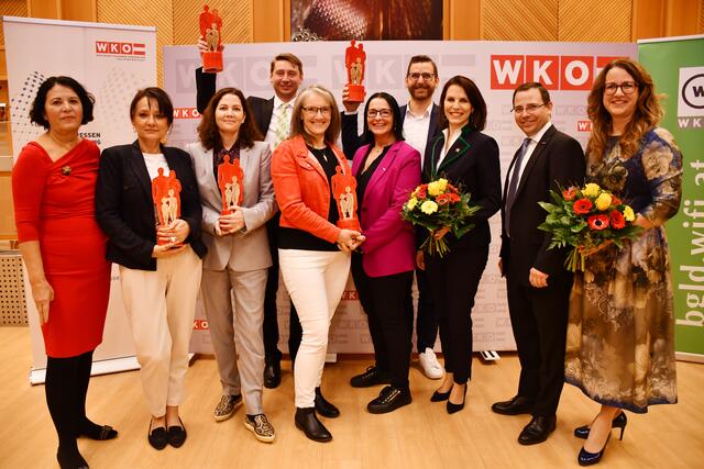 Andrea Gottweis, Andrea Tauber (itworks Personalservice &amp; Beratung gemeinnützige GmbH), Barbara Wagner-Gmeiner (Esterhazy Betriebe AG), Michael Oberfeichtner (O.K.Energie Haus GmbH), Renate Vouillarmet-Winkler und Jutta Mohl (AMS-Burgenland), Andreas Roth (Roth Die Steuerberater GmbH), Bundesministerin Karoline Edtstadler WK-Präsident Andreas Wirth und Petra Schumich (FiW-Landesvorsitzende) (v. l.). | Foto: WKB